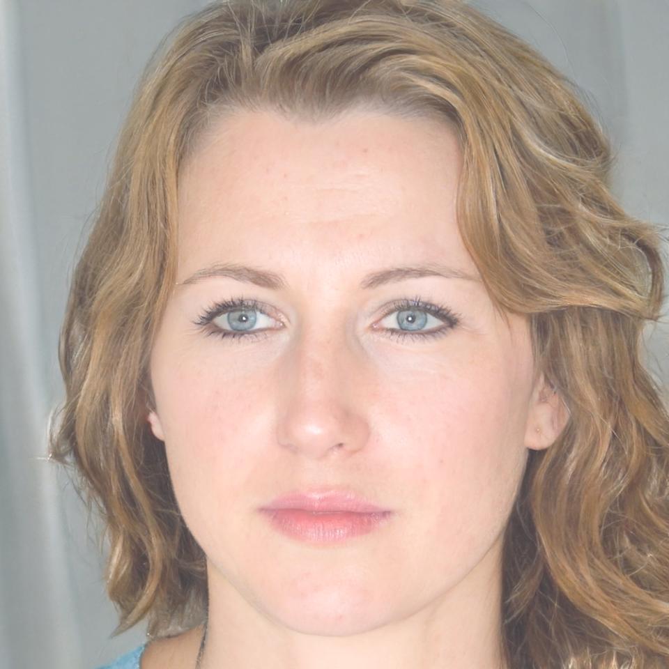 Portrait of Sarah, freelance designer who uses calendar-based budgeting